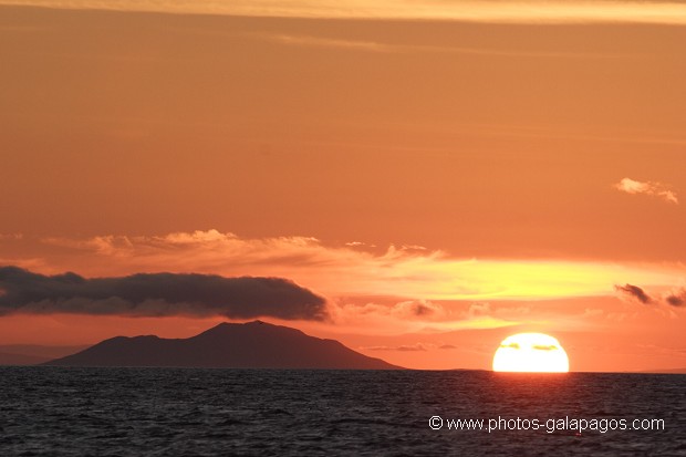 Couché de soleil avec l'île de Pinzon en arrère plan - Galapagos