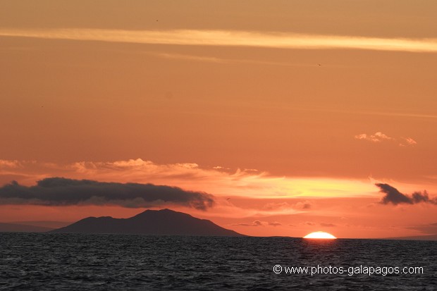 Couché de soleil avec l'île de Pinzon en arrère plan - Galapagos