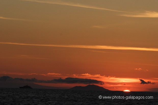 Couché de soleil avec l'île de Pinzon en arrère plan - Galapagos