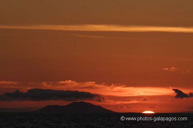 Couché de soleil avec l'île de Pinzon en arrère plan - Galapagos