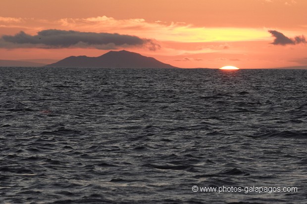 Couché de soleil avec l'île de Pinzon en arrère plan - Galapagos