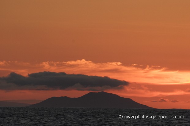 Couché de soleil avec l'île de Pinzon en arrère plan - Galapagos