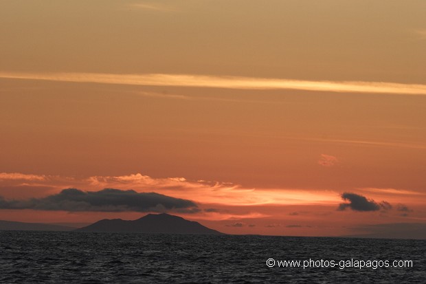 Couché de soleil avec l'île de Pinzon en arrère plan - Galapagos