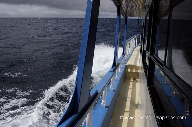 Navigation entre deux îles. Parc national des Galapagos 