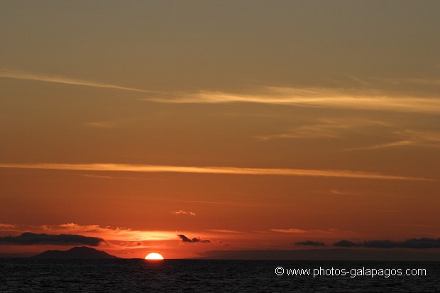 Couché de soleil avec l'île de Pinzon en arrère plan - Galapagos