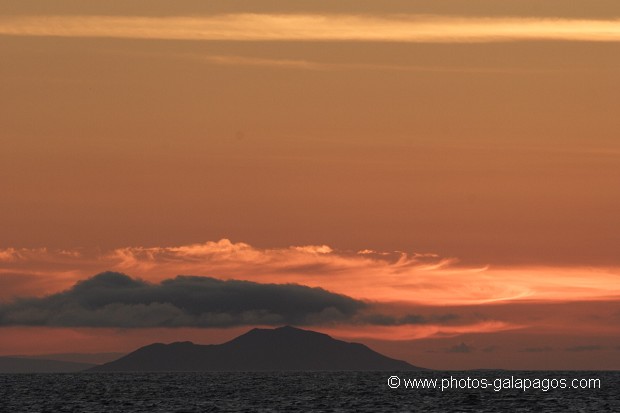 Couché de soleil avec l'île de Pinzon en arrère plan - Galapagos